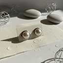 ARETES BLANCOS BORDE PLATA 10MM